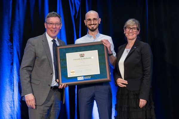 Florian Naye a r&eacute;alis&eacute; sa th&egrave;se sous la direction des professeurs Simon D&eacute;cary et Yannick Tousignant-Laflamme, de l&rsquo;&Eacute;cole de r&eacute;adaptation de la Facult&eacute; de m&eacute;decine et des sciences de la sant&eacute;. Son travail doctoral s'intitule&nbsp;&Eacute;valuation du contexte et des besoins d&eacute;cisionnels pour int&eacute;grer les soins centr&eacute;s sur la personne dans la gestion de la douleur chronique au Canada&nbsp;: l&rsquo;enqu&ecirc;te pancanadienne D&Eacute;CIDE-DOULEUR.
