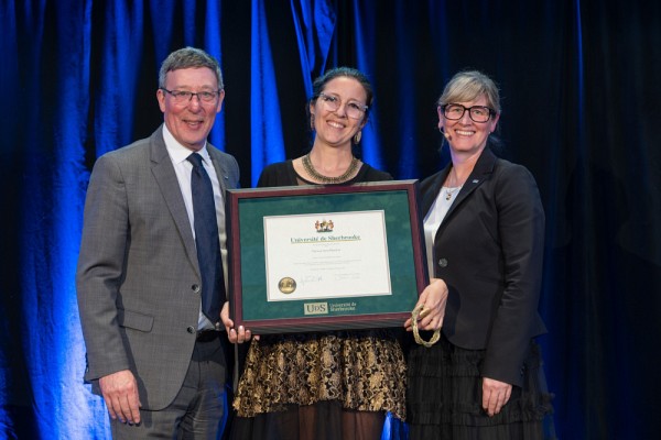 Patricia-Anne Blanchet a r&eacute;alis&eacute; sa th&egrave;se sous la direction de la professeure Constance Lavoie, du D&eacute;partement de l'enseignement au pr&eacute;scolaire et au primaire de la Facult&eacute; d&rsquo;&eacute;ducation, et la codirection du professeur Ney Wendell Cunha Oliveira, de l&rsquo;&Eacute;cole sup&eacute;rieure de th&eacute;&acirc;tre de l&rsquo;Universit&eacute; du Qu&eacute;bec &agrave; Montr&eacute;al. Son travail doctoral s'intitule&nbsp;Ashtam Ntotacinan / Viens nous &eacute;couter : mod&egrave;le p&eacute;dagogique de cr&eacute;ation bas&eacute; sur la th&eacute;&acirc;tralisation de r&eacute;cits de vie d&rsquo;&eacute;tudiantes autochtones comme vecteur de mieux-&ecirc;tre holistique.