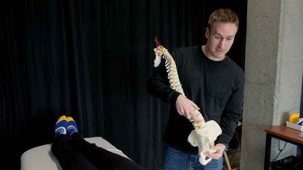 Aleksandar Sofric apprend &agrave; mettre en pratique ses connaissances th&eacute;oriques dans le cadre de ses stages en physioth&eacute;rapie.