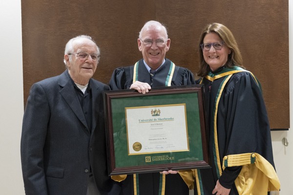 Le Pr Jacques Dunnigan, le Pr Jean Morisset et la Pre Nathalie Rivard, vice-doyenne aux &eacute;tudes sup&eacute;rieures, &agrave; la recherche et &agrave; l&rsquo;innovation de la Facult&eacute; de m&eacute;decine et des sciences de la sant&eacute;.&nbsp;