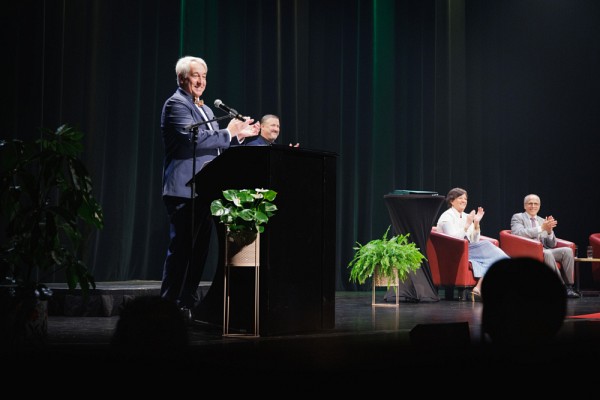 Pr Dorion, doyen de la FMSS, Pr Matthieu Touchette, vice-doyen aux &eacute;tudes m&eacute;dicales postdoctorales, Dr Isabelle Tardif, directrice g&eacute;n&eacute;rale adjointe et secr&eacute;taire du Coll&egrave;ge des m&eacute;decins du Qu&eacute;bec et Pr Cossette, recteur de l'UdeS ainsi que les finissantes et finissants applaudissent parents, conjoints et amis qui les ont encourag&eacute;s tout au long de leur parcours.