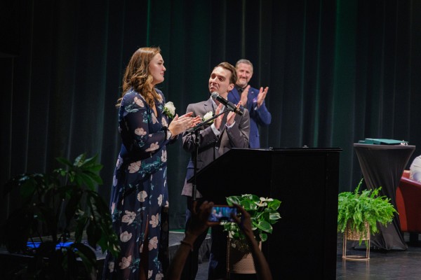 &Eacute;lo&iuml;se et Antoine Dumas qui sont fr&egrave;re et soeur, prononcent le discours des repr&eacute;sentants de cohorte en m&eacute;decine de famille.