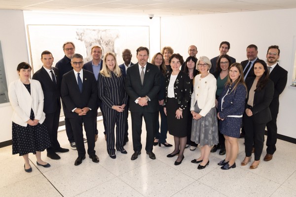 Les juges entour&eacute;s de membres du corps professoral.