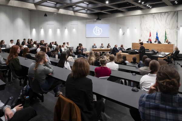 La discussion s'est d&eacute;roul&eacute;e dans un Centre judiciaire Jean-Melanson rempli &agrave; pleine capacit&eacute;.