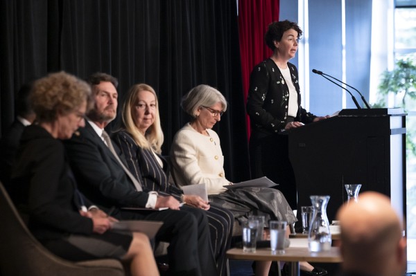 La doyenne de la Facult&eacute;, Pre Marie-Pierre-Robert, pr&eacute;sente les juges &agrave; la communaut&eacute; juridique.