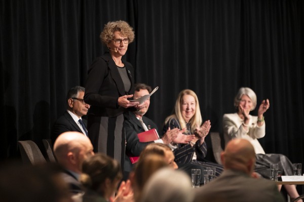 La professeure Genevi&egrave;ve Cartier anime les &eacute;changes.