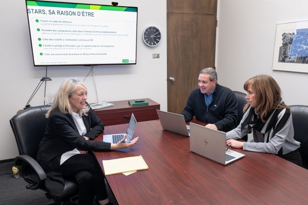 Denyse R&eacute;millard, rectrice adjointe et vice-rectrice &agrave; l'administration et au d&eacute;veloppement durable, Patrice Cordeau, vice-recteur adjoint au d&eacute;veloppement durable et Emmanuelle Jodoin,&nbsp;agente de reddition de compte en d&eacute;veloppement durable, ont conduit la d&eacute;marche visant &agrave; l'obtention de la certification STARS.