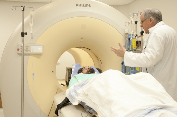 La tomographie d'&eacute;mission par positrons est un proc&eacute;d&eacute; d'imagerie m&eacute;dicale usant d'un traceur radioactif, souvent &agrave; base de glucose.