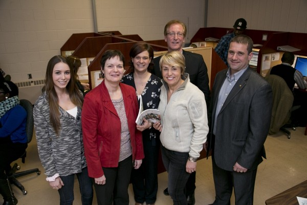 Sylvie Bernier et sa fille Florence, &eacute;tudiante &agrave; la ma&icirc;trise en physioth&eacute;rapie, en compagnie de l'&eacute;quipe de direction de La Fondation et du Service des biblioth&egrave;ques et archives.