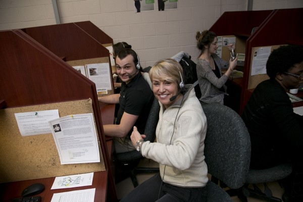 Sylvie Bernier en compagnie d'Alexandre Bertrand, &eacute;tudiant t&eacute;l&eacute;phoniste &agrave; La Fondation.