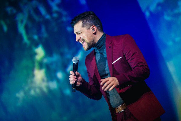 Le chanteur J&eacute;r&ocirc;me Couture interpr&eacute;tant la chanson&nbsp;Ain&rsquo;t no mountain high enough en hommage &agrave; la laur&eacute;ate.