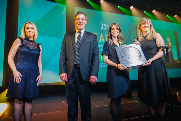 Madame Caroline Perron, directrice de comptes chez La Personnelle, le vice-recteur &agrave; la recherche et aux &eacute;tudes sup&eacute;rieures, Pr Jean-Pierre Perreault ainsi que la doyenne de la FASAP, Pre Isabelle Dionne ont remis le prix d'ambassadrice &agrave; Sarah Baribeau.