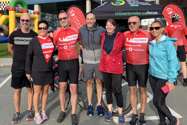 Le 14 septembre 2024, c&eacute;l&eacute;brant la fin r&eacute;cente de ses traitements contre un cancer du sein, Marie-Andr&eacute;e Quirion a form&eacute; une &eacute;quipe afin de collecter des dons et propulser les innovations en oncologie gr&acirc;ce au financement de la&nbsp;recherche &agrave; l'IRCUS (de gauche &agrave; droite) : Dr Jean-Fran&ccedil;ois Bilodeau (conjoint), Marie-Andr&eacute;e Quirion, Pierrot Richard, Daniel Nault, Jos&eacute;e Th&eacute;riault, Georges Lemire et Caroline Chartier