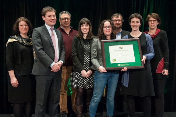 L'&eacute;quipe des cheminements Droit international et Politique internationale appliqu&eacute;e (DIPIA), en compagnie de Lucie Laflamme, vice-rectrice aux &eacute;tudes, et Luce Samoisette, rectrice.