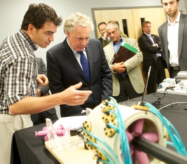 Jean-S&eacute;bastien Francoeur, professionnel de recherche au Laboratoire de conception d&rsquo;actionneurs et de moteurs de l&rsquo;UdeS, explique au premier ministre Jean Charest la conception d&rsquo;un nouveau manipulateur pneumatique utilis&eacute; pour le diagnostic et le traitement du cancer de la prostate.