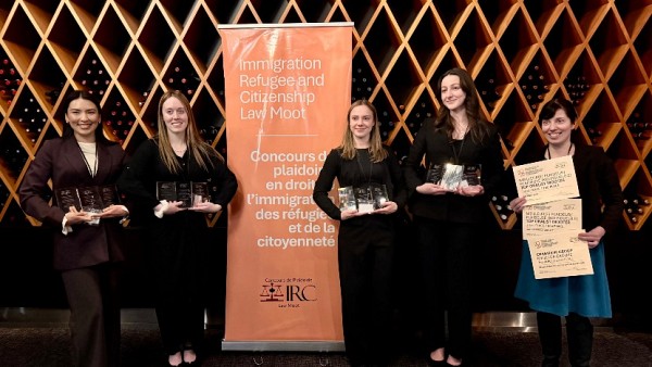 Concours en droit de l&rsquo;immigration : Neelab Ramazan-Zada,&nbsp;Am&eacute;lie Bouchard,&nbsp;Saphia-Maude Ouellet,&nbsp;Justine Lamy et Pre H&eacute;l&egrave;ne Mayrand. 