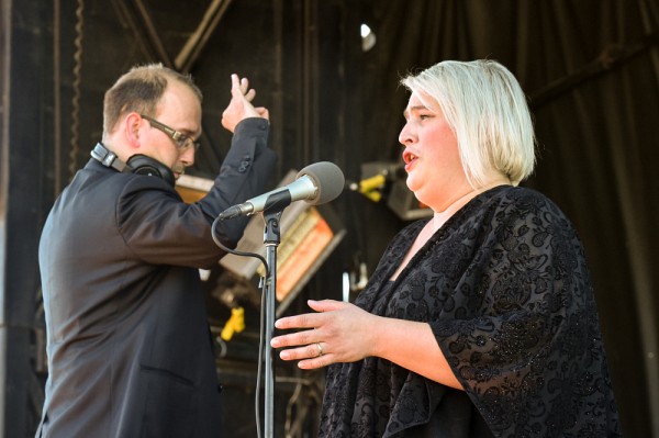 Pour la toute premi&egrave;re fois,&nbsp;Catherine Elvira Chartier interpr&eacute;tera l'Hymne, sous la direction musicale de Fran&ccedil;ois Bernier.