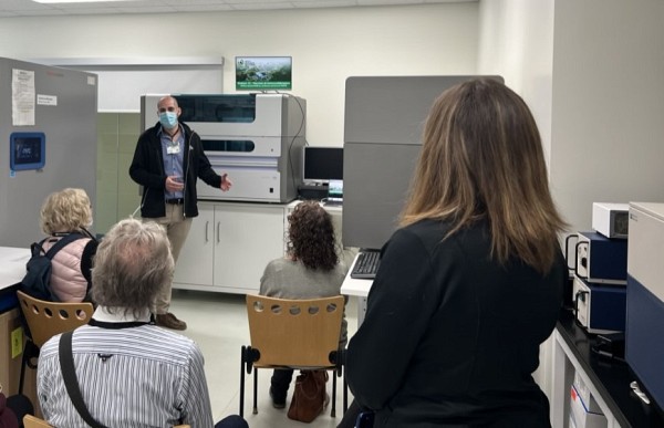 Mathieu Quesnel-Valli&egrave;res, professeur-chercheur &agrave; l'IRCUS, expliquant de quelle fa&ccedil;on il exploite les variations de l'ARN pour d&eacute;velopper la prochaine g&eacute;n&eacute;ration de traitements contre des cancers difficiles &agrave; traiter.