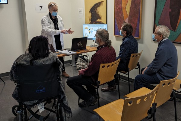 Catherine Wilhelmy, patiente-partenaire membre du comit&eacute; ex&eacute;cutif de l'IRCUS, expliquant les diff&eacute;rentes formes de partenariat patient, et comment les personnes touch&eacute;es par le cancer, peuvent contribuer &agrave; l'avancement de la recherche contre le cancer en devenant membre patient-partenaire &agrave; l'IRCUS. Responsable du&nbsp;Comit&eacute; strat&eacute;gique patient-partenaire du Centre de recherche du CHUS depuis de nombreuses ann&eacute;es, elle aide l'IRCUS &agrave; s'arrimer avec les meilleures pratiques au niveau provincial et national.