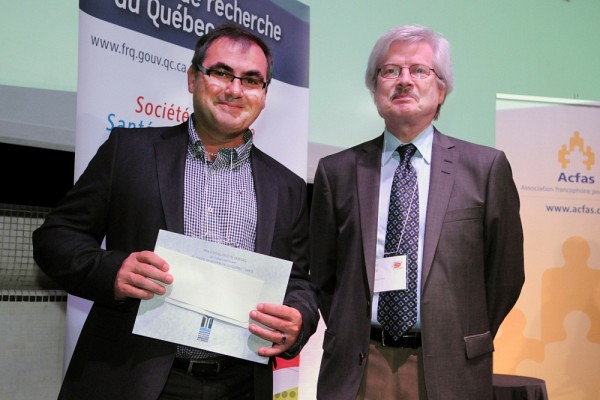 Le p&egrave;re de monsieur Guillaume Desnoyers, r&eacute;cipiendaire du prix&nbsp;de l'AD&Eacute;SAQ&nbsp;et monsieur Claude Lazure, directeur des programmes du Fonds de recherche du Qu&eacute;bec &ndash; Sant&eacute;