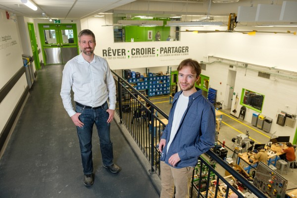 Jacob Kealey, r&eacute;cipiendaire de la premi&egrave;re bourse en g&eacute;nie robotique Fran&ccedil;ois Grondin, accompagn&eacute; du donateur, le Pr Fran&ccedil;ois Grondin