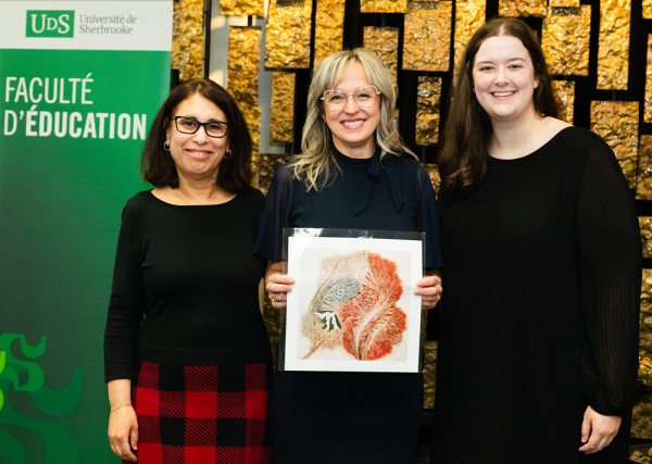 Sawsen Lakhal, vice-doyenne aux &eacute;tudes sup&eacute;rieures, Genevi&egrave;ve Paquette, professeure au D&eacute;partement de psycho&eacute;ducation, et&nbsp;Genevi&egrave;ve L&rsquo;Ecuyer, auxiliaire de recherche et &eacute;tudiante &agrave; la maitrise en psycho&eacute;ducation sous la direction de la professeure Paquette.