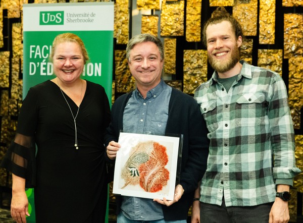 Anne Lessard, doyenne de la Facult&eacute; d'&eacute;ducation, Louis C&ocirc;t&eacute;, charg&eacute; de cours aux d&eacute;partements de l'enseignement au pr&eacute;scolaire et au primaire, de p&eacute;dagogie et d'&eacute;tudes sur l&rsquo;adaptation scolaire et sociale, et Vincent Martin, professeur au D&eacute;partement d&rsquo;enseignement au pr&eacute;scolaire et au primaire.