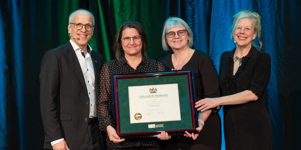 La biblioth&eacute;caire Nathalie St-Jacques, accompagn&eacute;e du recteur, Pierre Cossette, de la directrice g&eacute;n&eacute;rale du Service des biblioth&egrave;ques et archives, Chantal St-Louis, et de la vice-rectrice aux &eacute;tudes, Christine Hudon.
