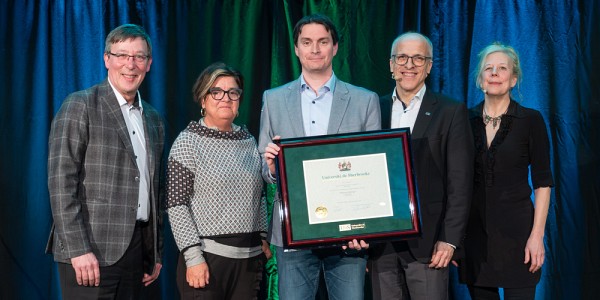 Le professeur S&eacute;bastien Rodrigue, accompagn&eacute; du vice-recteur &agrave; la recherche et aux &eacute;tudes sup&eacute;rieures, Jean-Pierre Perreault, de la doyenne de la Facult&eacute; des sciences, Carole Beaulieu,&nbsp;du recteur, Pierre Cossette, et de la vice-rectrice aux &eacute;tudes, Christine Hudon.