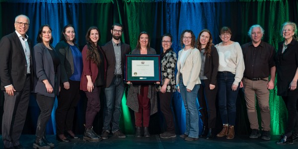 Plusieurs membres de l'&eacute;quipe des programmes d'&eacute;tudes en intervention en d&eacute;pendances : Andr&eacute;e-Anne L&eacute;gar&eacute;, Karine Gaudreault, Julie-Christine Cotton, Pier-Olivier St-Arnaud, Nancy Roy, Myriane T&eacute;trault, Lise Lussier, Sarah Fillion-Bilodeau, Myriam Laventure et Pascal Schneeberger, accompagn&eacute;s du recteur, Pierre Cossette, et de la vice-rectrice aux &eacute;tudes, Christine Hudon.