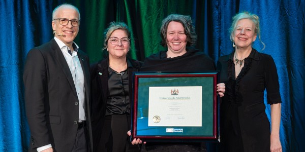 La charg&eacute;e de cours &agrave; forfait St&eacute;phanie Lanthier, accompagn&eacute;e du recteur, Pierre Cossette, de la doyenne de la Facult&eacute; des lettres et sciences humaines, Anick Lessard, et de la vice-rectrice aux &eacute;tudes, Christine Hudon.