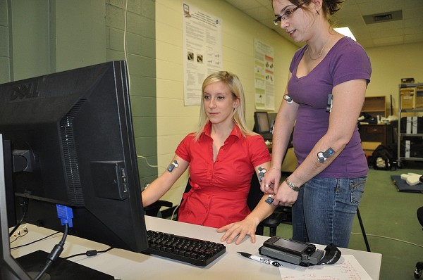 &Agrave; l'aide d'&eacute;lectrodes, les stagiaires mesurent l'activit&eacute; musculaire en cours lors du travail &agrave; un poste informatique.