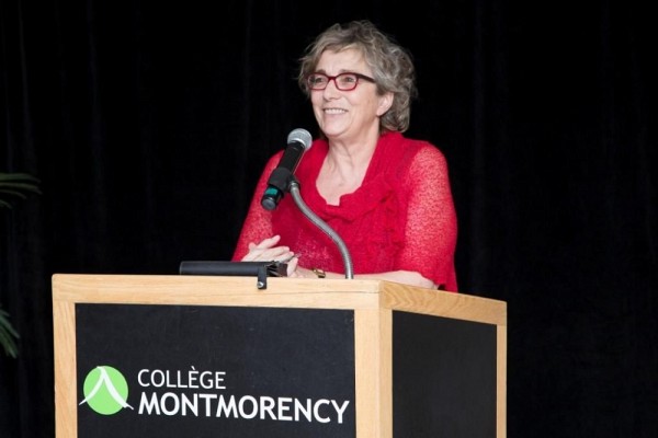 L&eacute;ane Arsenault, directrice de PERFORMA, a f&eacute;licit&eacute; personnellement les dipl&ocirc;m&eacute;es et dipl&ocirc;m&eacute;s pr&eacute;sents &agrave; la c&eacute;r&eacute;monie.