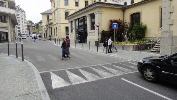 Chamb&eacute;ry, France : une intersection en plateau