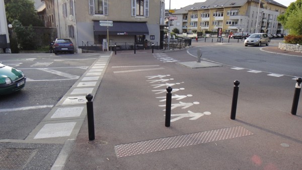 Chamb&eacute;ry, France :&nbsp;un passage sur&eacute;lev&eacute;&nbsp;autour d&rsquo;un carrefour giratoire.