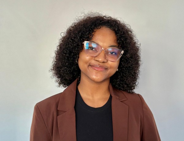 Agn&egrave;s Flora Djampou Yothe est &eacute;tudiante au baccalaur&eacute;at en g&eacute;nie biotechnologique, &agrave; la Facult&eacute; de g&eacute;nie. Inspir&eacute;e par l'ing&eacute;nieure&nbsp;en a&eacute;rospatiale&nbsp;Farah Alibay, elle est fi&egrave;re de s'imposer dans un domaine o&ugrave; les femmes, en particulier celles racis&eacute;es, sont sous-repr&eacute;sent&eacute;es.