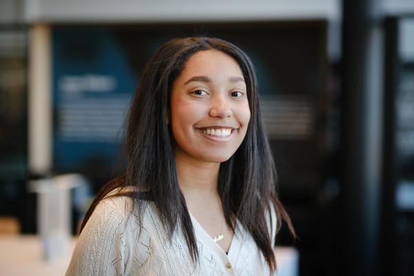 Od&eacute;lie Bernier-Makola &eacute;tudie au baccalaur&eacute;at en administration des affaires, cheminement sp&eacute;cialis&eacute; en comptabilit&eacute;, &agrave; l&rsquo;&Eacute;cole de gestion. Le sport, la politique, la g&eacute;ographie et l'histoire sont aussi au centre de ses int&eacute;r&ecirc;ts.