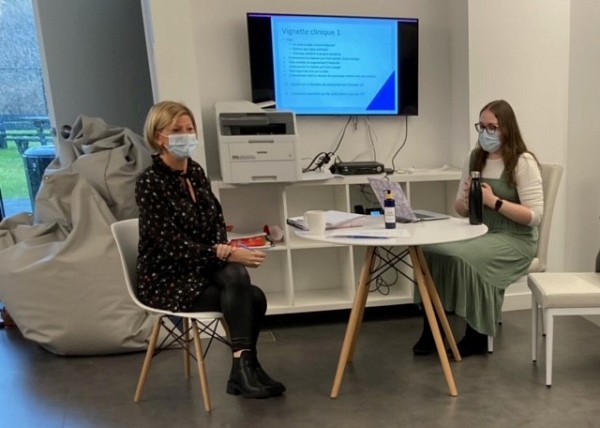 M&eacute;lissa Hogan et No&eacute;mie Bernier, &eacute;tudiantes au doctorat et &agrave; la maitrise en psycho&eacute;ducation.