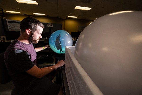 Adaptation de la technologie tactile d&eacute;velopp&eacute;e au GAUS sur un &eacute;cran sph&eacute;rique