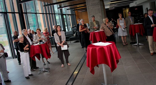 Des amateurs d'arts visuels ont assist&eacute; avec plaisir &agrave; l'&eacute;v&eacute;nement L'art de remercier au Campus de Longueuil de l'UdeS, qui visait &agrave; reconna&icirc;tre la g&eacute;n&eacute;rosit&eacute; des donateurs d'oeuvres d'art &agrave; la collection de l'Universit&eacute; de Sherbrooke