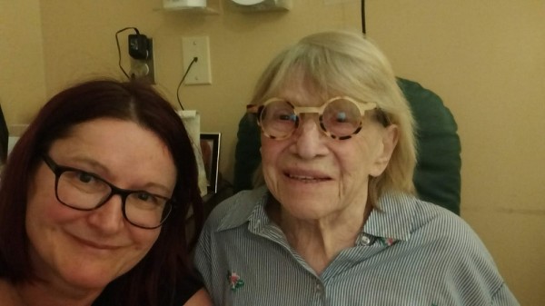 En f&eacute;vrier 2020, tout juste avant le confinement, Wilh s&rsquo;installe dans un nouveau CHLSD, &agrave; Laval. Florence devra insister aupr&egrave;s du personnel soignant, comp&eacute;tent mais d&eacute;bord&eacute;, pour que sa belle-m&egrave;re &ndash;&nbsp;effray&eacute;e par le changement&nbsp;&ndash; ait acc&egrave;s un t&eacute;l&eacute;phone dans sa chambre&nbsp;: &laquo;&nbsp;Je suis infirmi&egrave;re. Je connais le r&eacute;seau. Imaginez ceux ou celles qui n&rsquo;ont pas cette chance. Mon fils et moi sommes ressortis compl&egrave;tement &agrave; l&rsquo;envers, apr&egrave;s cette premi&egrave;re visite. Je n&rsquo;oublierai jamais.&nbsp;&raquo;