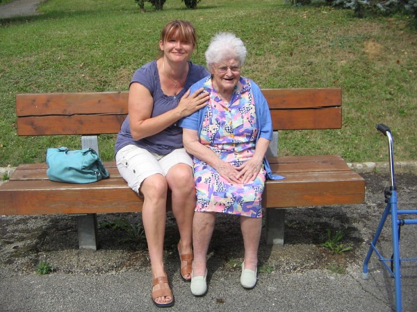Marcelle, la grand-m&egrave;re de Florence, a aussi affront&eacute; la d&eacute;mence. &laquo;&nbsp;Elle m&rsquo;appelait &ldquo;ma choupette&rdquo; et elle &eacute;tait mon idole&nbsp;: peu instruite, elle s&rsquo;est battue pour bien vivre. Rien ne l&rsquo;arr&ecirc;tait. Elle est d&eacute;c&eacute;d&eacute;e en&nbsp;2012. Elle me manque encore terriblement&nbsp;&raquo;, confie Florence, qui attribue beaucoup son choix d&rsquo;aller en sant&eacute; &agrave; l&rsquo;influence de sa grand-m&egrave;re.