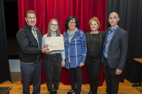 M. Martial Carbonneau, co-initiateur du fonds, &Eacute;mie Labranche, r&eacute;cipiendaire de la bourse Cristian-Carbonneau, Mme Lise Paquette, co-initiatrice du fonds, Pre Anick Lessard, doyenne de la Facult&eacute; des lettres et sciences humaines et Pr Andr&eacute; Cayer, directeur de l&rsquo;&Eacute;cole de musique.