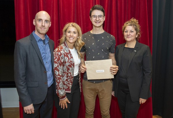 Pr Andr&eacute; Cayer, Mme Marie-J&eacute;r&ocirc;me Dubois, gestionnaire en philanthropie de la Facult&eacute; des lettres et sciences humaine, Nicolas Plourde, r&eacute;cipiendaire de la bourse&nbsp;Andr&eacute; et Maria Banderauk et Pre Anick Lessard.