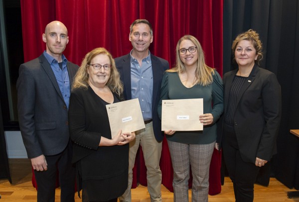 Pr Andr&eacute; Cayer, B&eacute;atrice Baillargeon&nbsp;et Anne Gilbert, r&eacute;cipiendaires de la Fondation du Festival du Lac Massawippi, M. Jean-Fran&ccedil;ois Desbiens, repr&eacute;sentant de la Fondation du Festival du Lac Massawippi et&nbsp;Pre Anick Lessard.