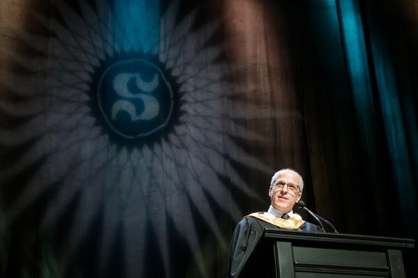 Le recteur, le professeur Pierre Cossette, s'adressant aux personnes dipl&ocirc;m&eacute;es, nouvelles ambassadrices et nouveaux ambassadeurs de UdeS.