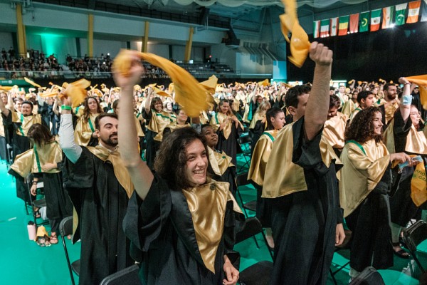 Les dipl&ocirc;m&eacute;es et dipl&ocirc;m&eacute;s ont &eacute;t&eacute; investis des couleurs de l'UdeS.