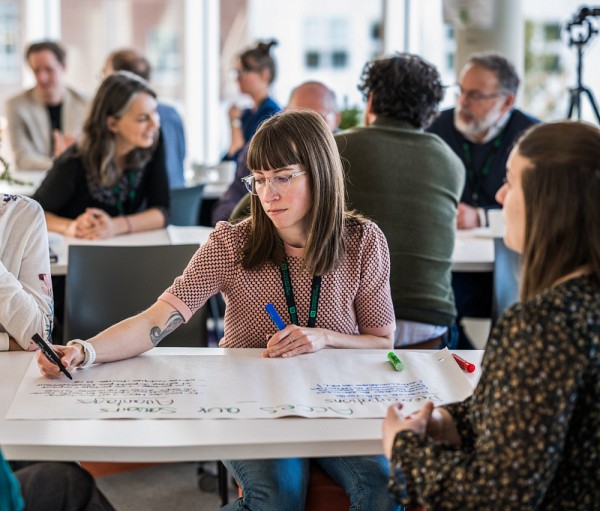 St&eacute;phanie Chicoine, conseill&egrave;re en communication et aux &eacute;v&eacute;nements de l'AED, Elizabeth Cazeault, coordonnatrice &agrave; l&rsquo;engagement &eacute;tudiant au SVE et, en arri&egrave;re, Myl&egrave;ne Leblanc, conseill&egrave;re en d&eacute;veloppement professionnel