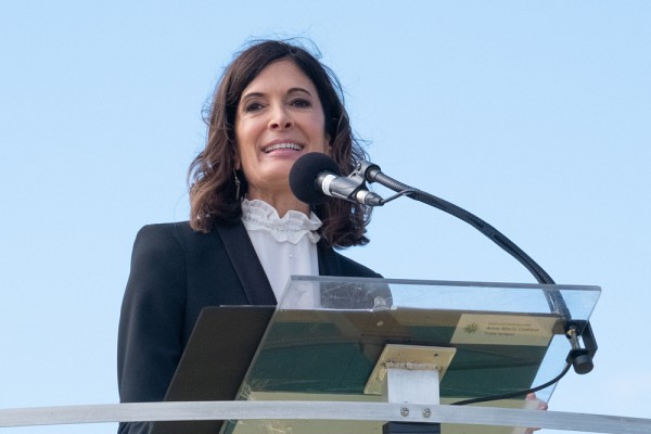 La com&eacute;dienne Anne-Marie Cadieux qui a interpr&eacute;t&eacute; le texte lyrique de la CDG.