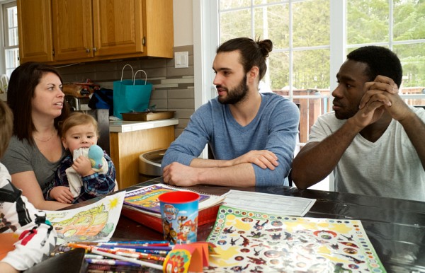 Les futurs m&eacute;decins ont l&rsquo;occasion de s&rsquo;ouvrir &agrave; la diversit&eacute; par l&rsquo;exp&eacute;rimentation d&rsquo;un contact avec des individus diff&eacute;rents d&rsquo;eux et de r&eacute;fl&eacute;chir &agrave; leurs propres comportements et leurs impacts aupr&egrave;s des personnes rencontr&eacute;es.&nbsp;(Photo prise avant l'entr&eacute;e en vigueur des mesures de distanciation)
